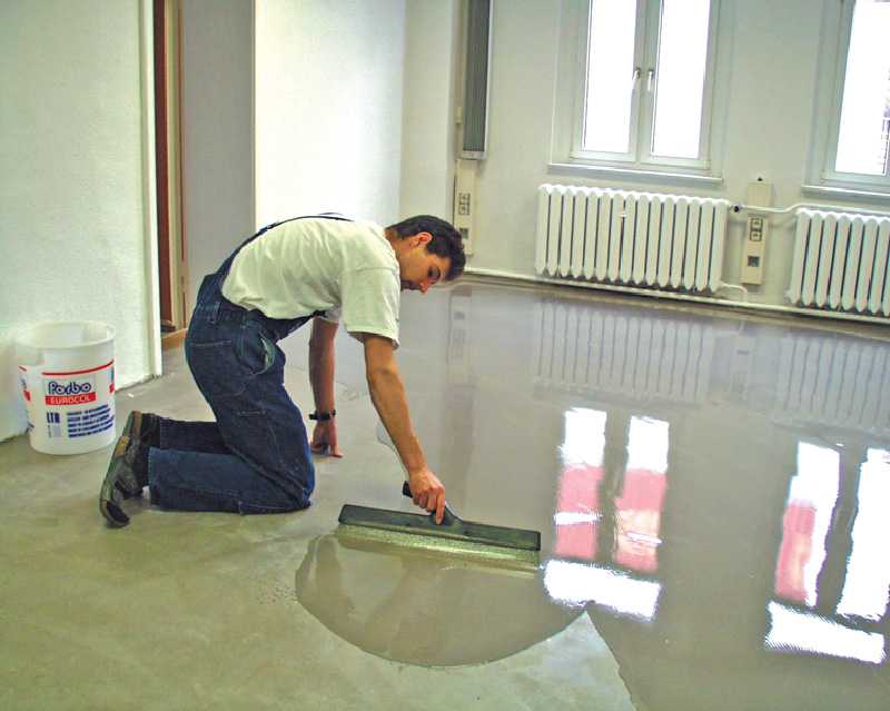 Перед установкой ламината на бетонный пол, его следует тщательно подготовить Выровнять бетонный пол под ламинат можно несколькими способами  нивелирмассой, самовыравнивающейся смесью, стяжкой, плитами