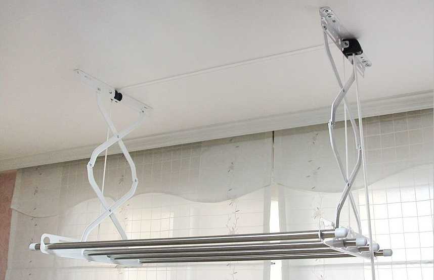 85+ фото приспособлений для сушки белья на балконе своими руками: вешалка, лианы, веревки. какой вариант выбрать?