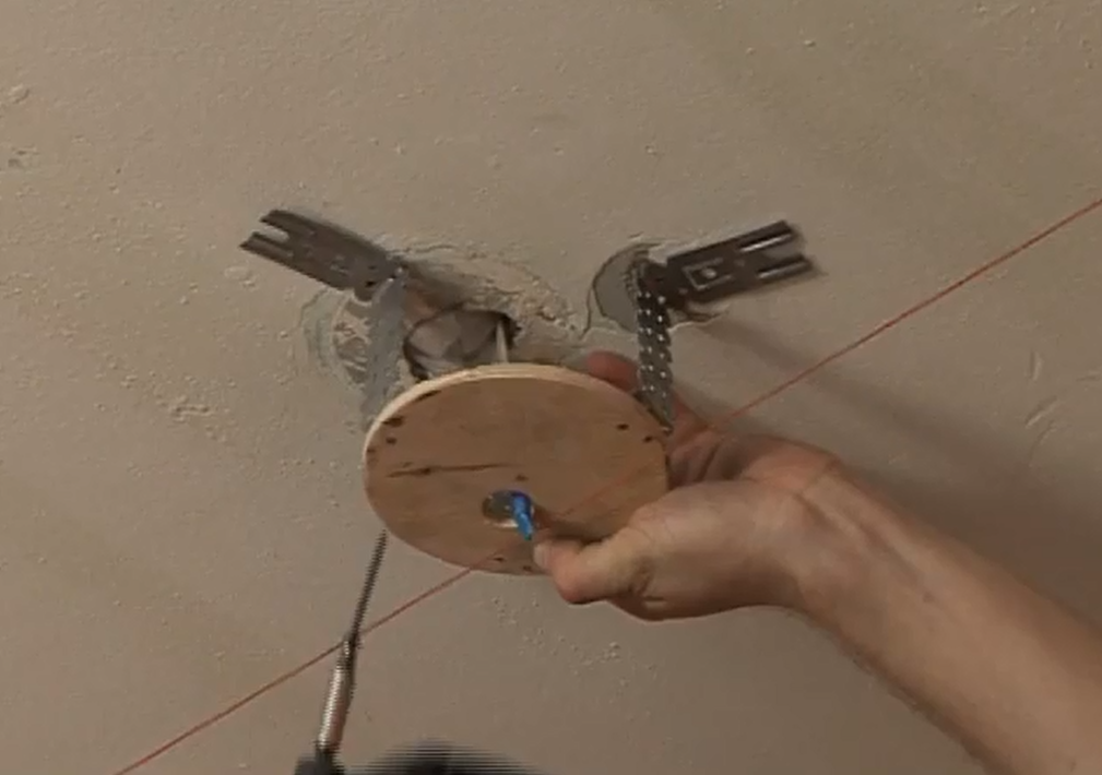 Как повесить люстру на бетонный потолок: подробная инструкция
