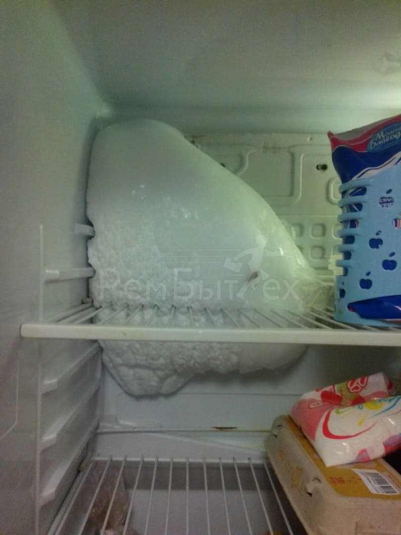 Почему промерзает наружная боковая стенка холодильника. почему на задней стенке холодильника образуются капли воды или лёд