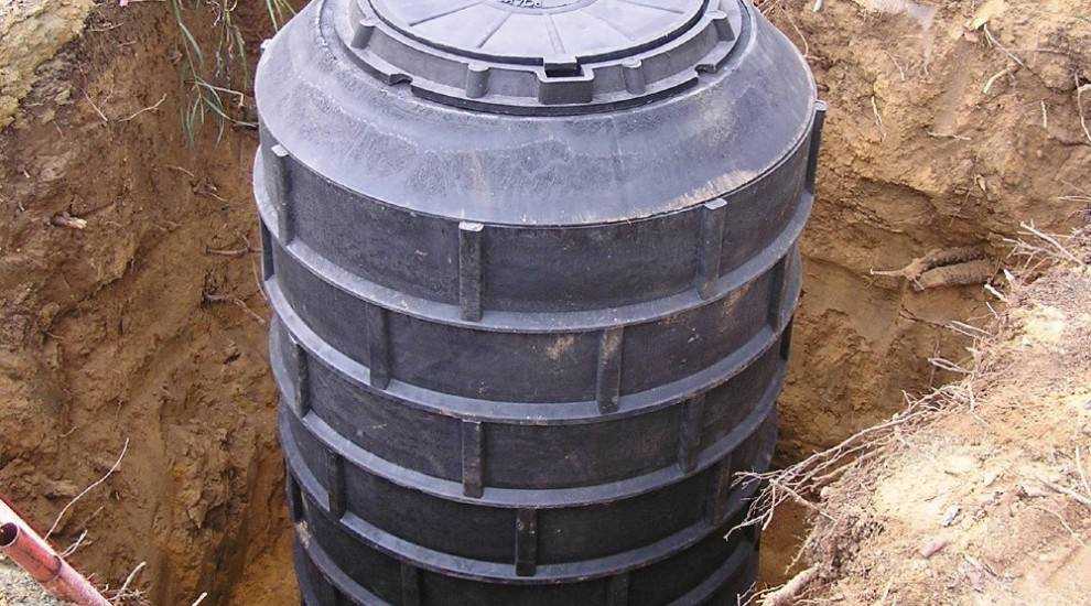 Выбор и установка пластиковых вставок в колодец из бетонных колец