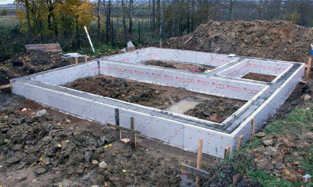 Дом из бетона своими руками можно возвести двумя способами  с использованием съемной или несъемной опалубки Второй метод предполагает дополнительное утепление стен