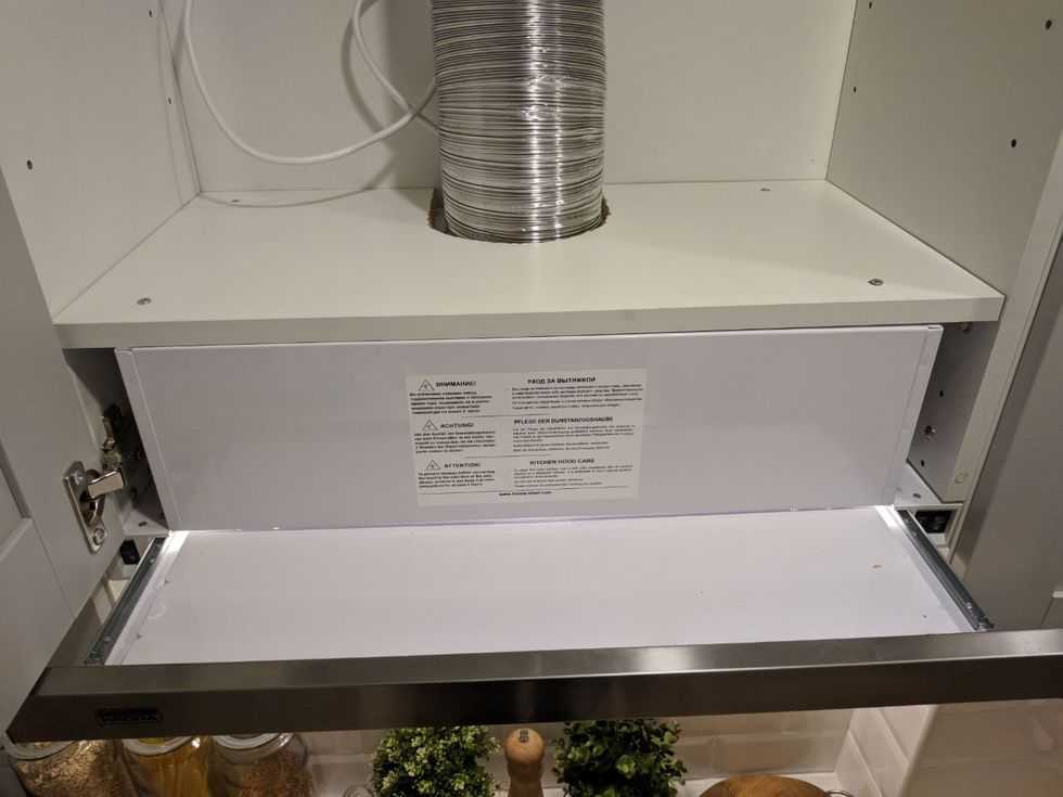 Правила выбора вытяжки для кухни с отводом в вентиляцию Рассматриваем все тонкости и нюансы монтажа прибора и подключения к системе вентиляции Приведены видео и фото об установке вытяжки