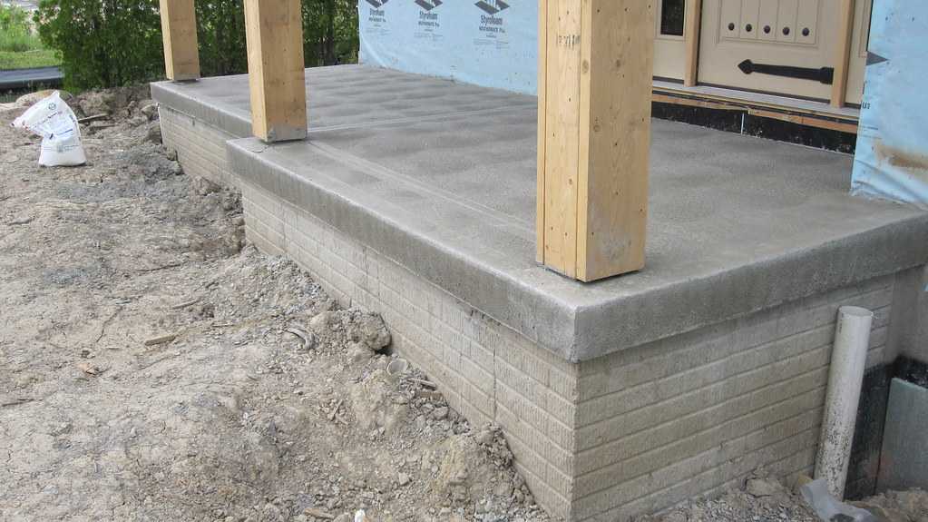 Можно ли деревянные столбы заливать бетоном?