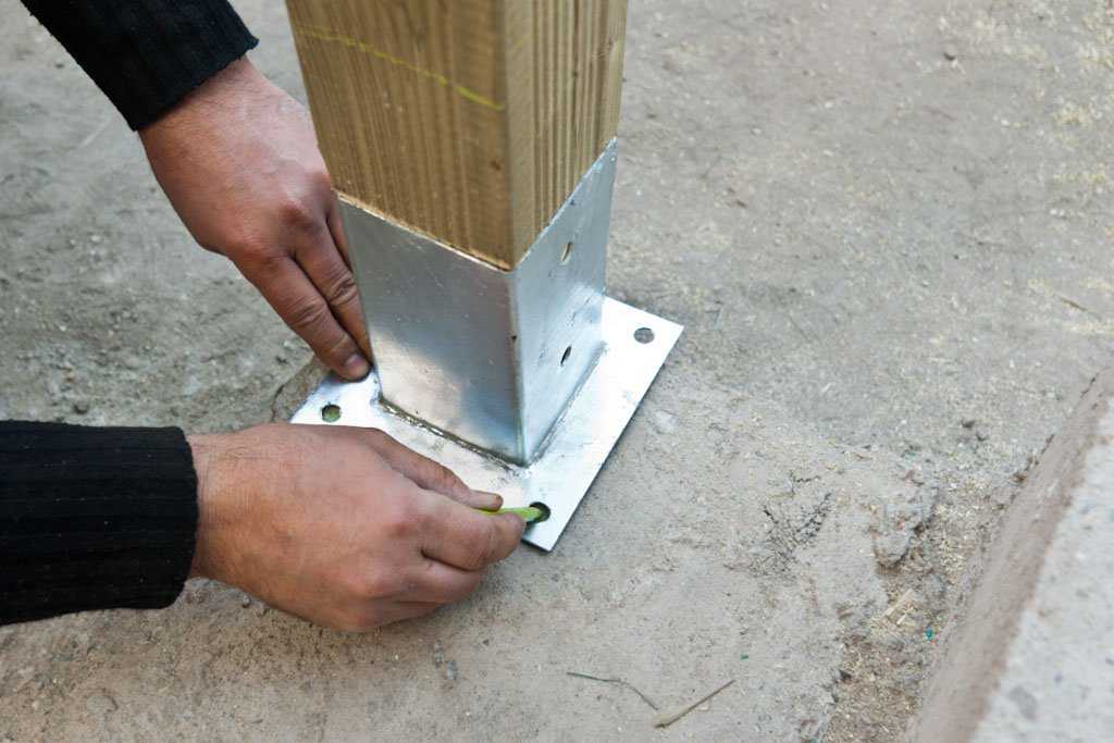 Деревянные столбы в бетон можно закрепить несколькими способами Виды установки с бетонированием основы, крепление при помощи бетонного пасынка Способы монтажа на бетон
