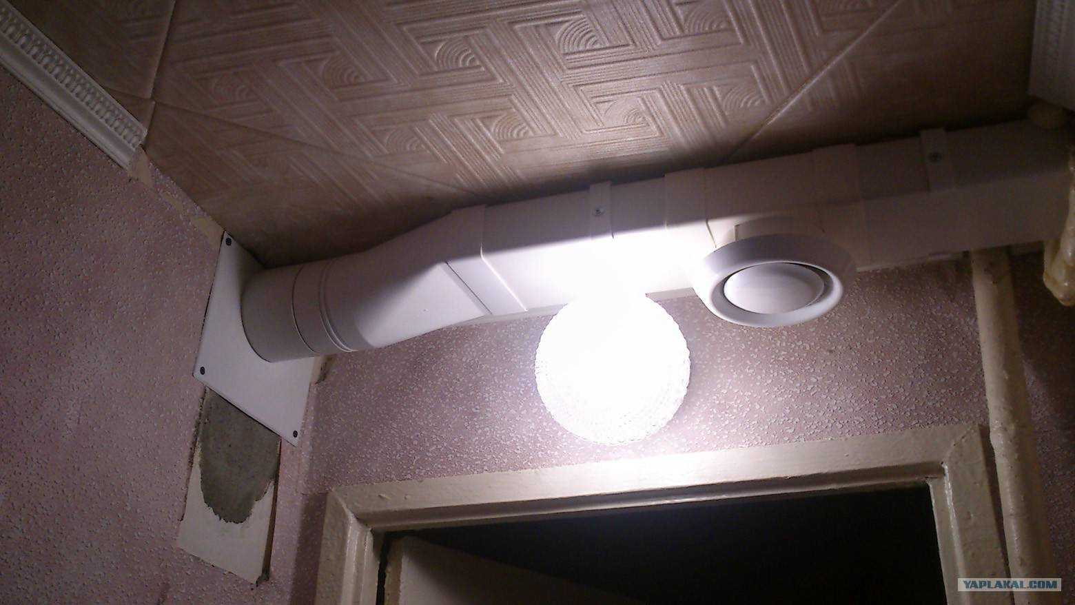 Вентиляция натяжной в ванне. Вытяжка для вентиляции в ванной. Вентиляция в потолке и для вытяжки. Вентиляция в подвесном потолке. Вентиляция под натяжным потолком для вытяжки.