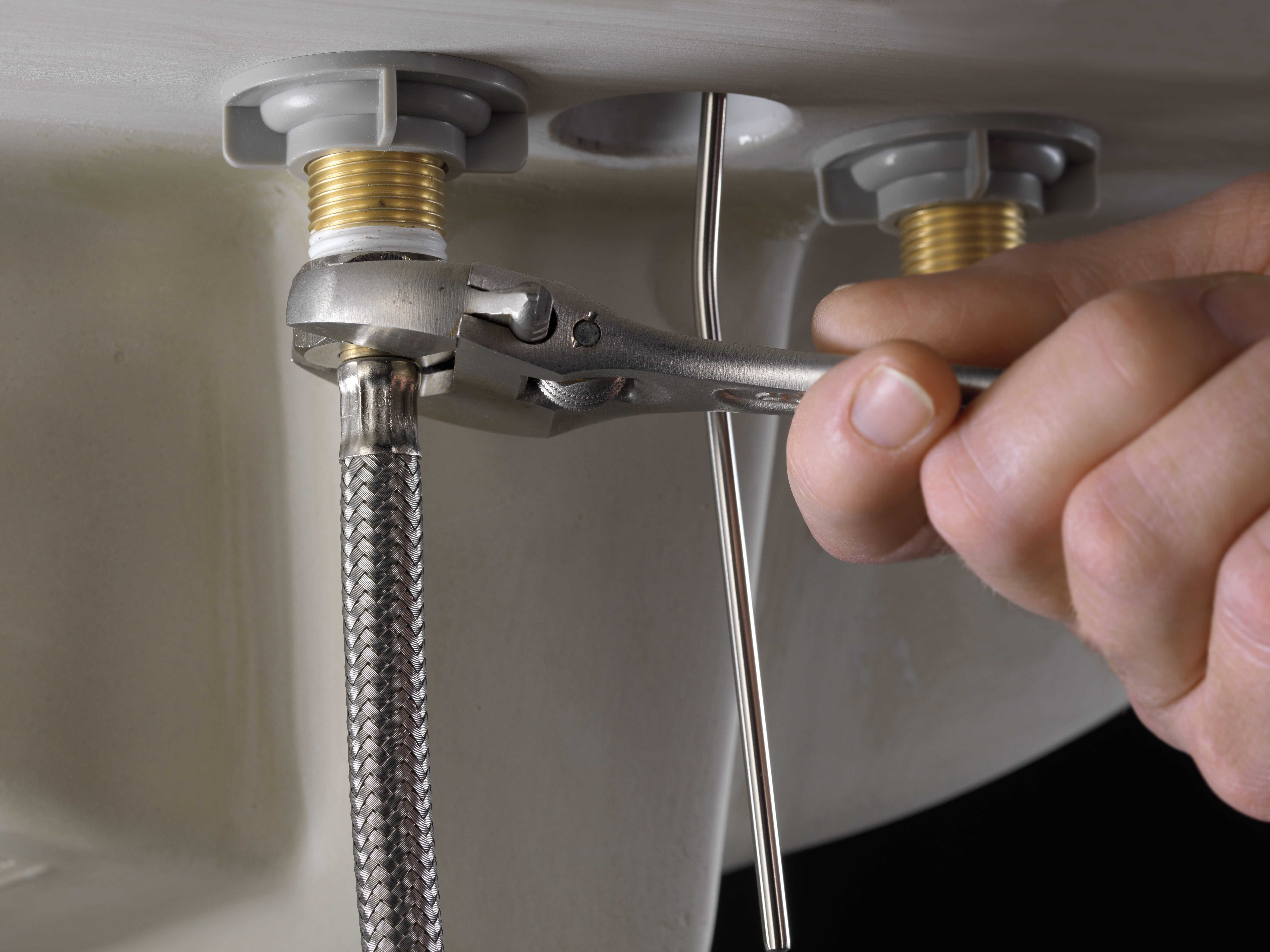 Как установить смеситель в ванной на стену своими руками
