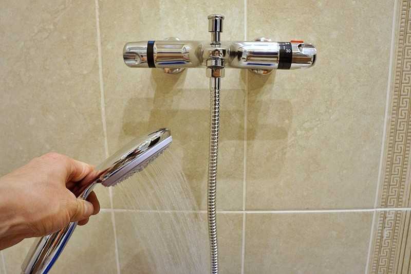 Смеситель для ванной с термостатом и душем: виды, устройство, монтаж своими руками