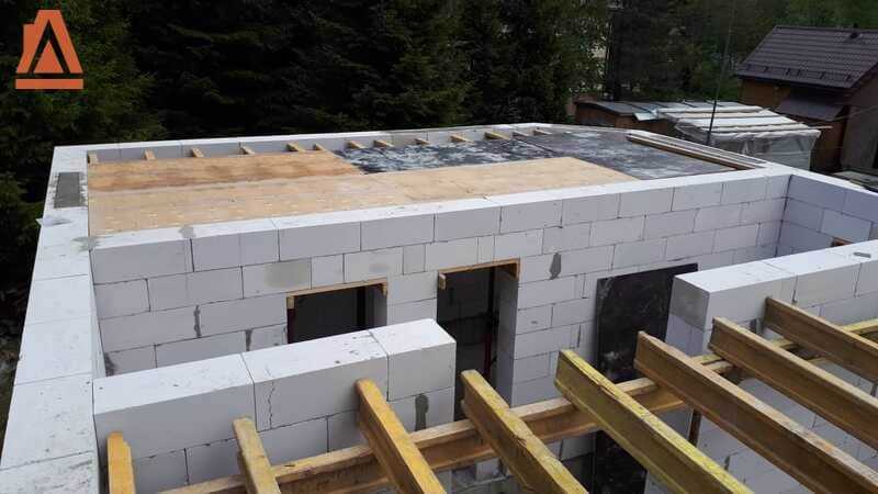 Применение газобетонных плит как междуэтажных перекрытий, стеновых конструкций изначально объясняется их небольшим весом В плюс им также идет точность геометрии блоков, простота установки