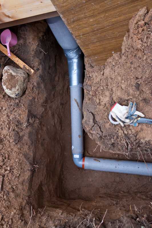 На какую глубину правильно закапывать канализационную трубу?