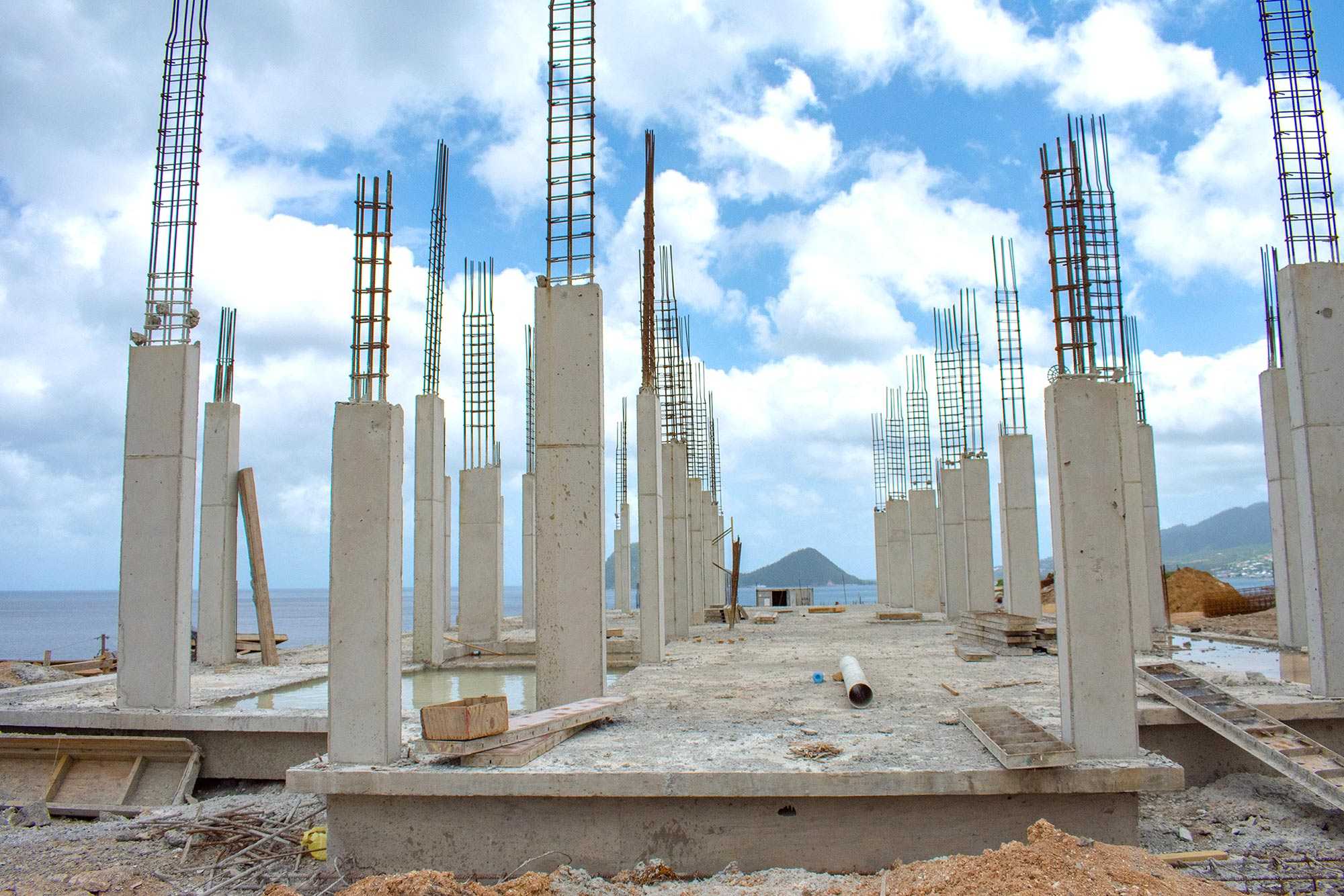 Бетонные колонны представляют собой несущие конструкции, обеспечивающие зданиям вертикальную жесткость Их вполне реально соорудить своими руками, соблюдая технологию приготовления смеси, монтажа опалубки