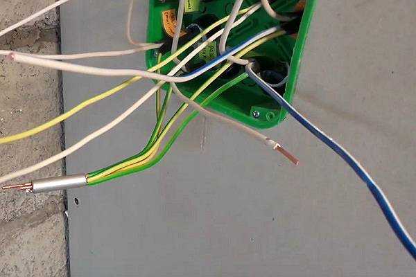 Как соединить провода не скручивая их между собой?